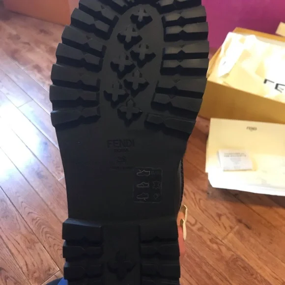 FENDI SIGNATURE - Picture 6 of 7